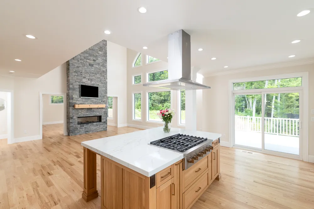 5 Steven Circle, Farmington. 5 Burner Gas Cooktop w. decorative knobs, 600 CFM hood, See through fireplace & custom exterior windows in FAMRM