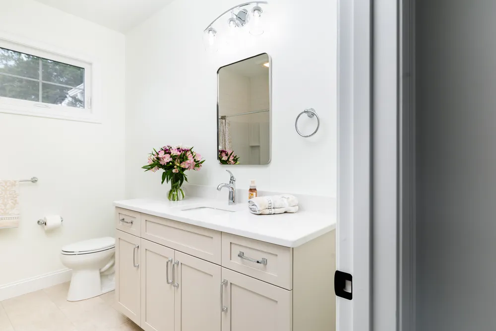 5 Steven Circle, Farmington. En-Suite Bathroom
