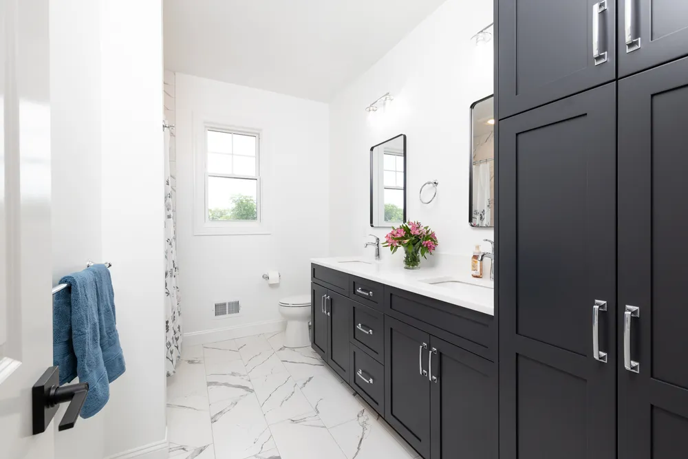 5 Steven Circle, Farmington. Hall Bathroom (2)