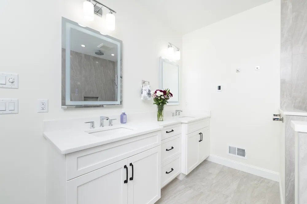5 Steven Circle, Farmington. Masterbathroom