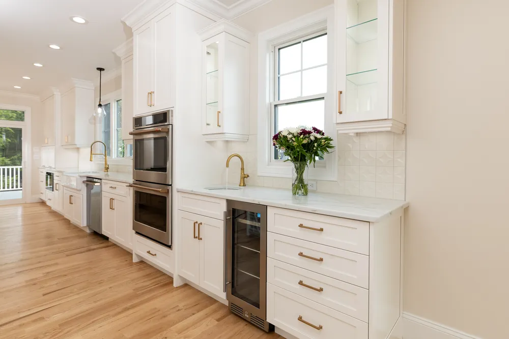 5 Steven Circle, Farmington. Spacious Butler Pantry w. Bar sink & flanked glass cabinetry